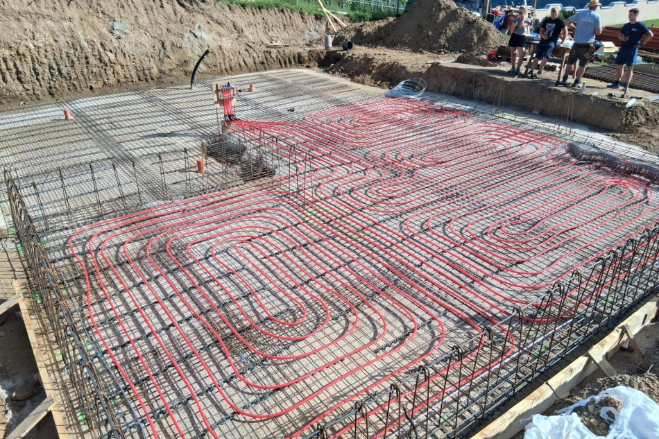 HWS Installationen Fussbodenheizung im Neubau mit gleichmaessig verlegten Heizkreisen