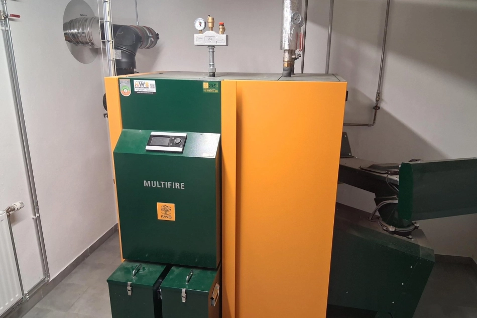 HWS Installationen Heizanlage mit Beschickung im Heizraum eines Bestandsgebaeudes