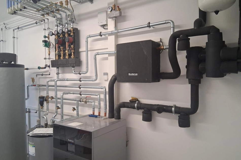 HWS Installationen Heizraum mit Verteiler, Pumpengruppen und Speicher - Heizungsinstallation von HWS