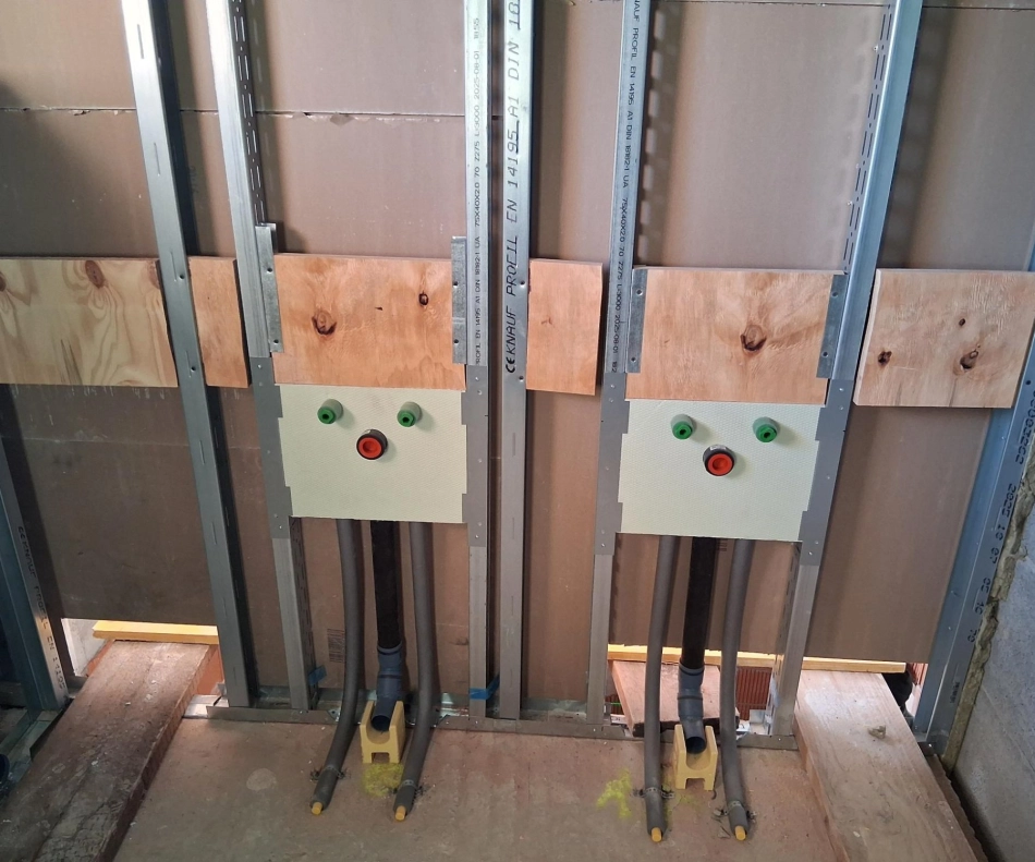 HWS Installationen Sanitaer-Rohinstallation mit vorbereiteten Anschluessen in der Installationswand