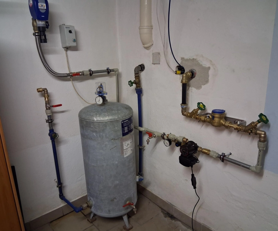 HWS Installationen Wasserinstallation mit Druckbehaelter, Wasserzaehler und Absperrarmaturen